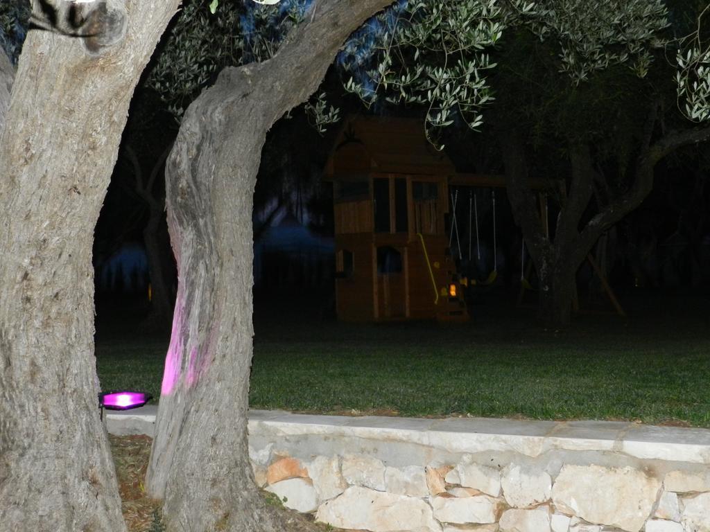 I Trulli Del Nonno Michele Guest House อัลเบโรเบลโล ภายนอก รูปภาพ