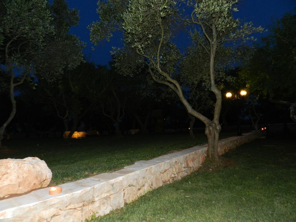 I Trulli Del Nonno Michele Guest House อัลเบโรเบลโล ภายนอก รูปภาพ