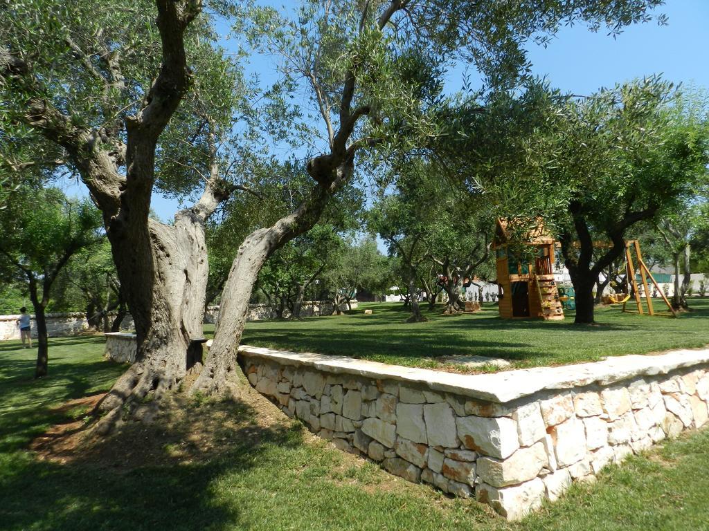 I Trulli Del Nonno Michele Guest House อัลเบโรเบลโล ภายนอก รูปภาพ