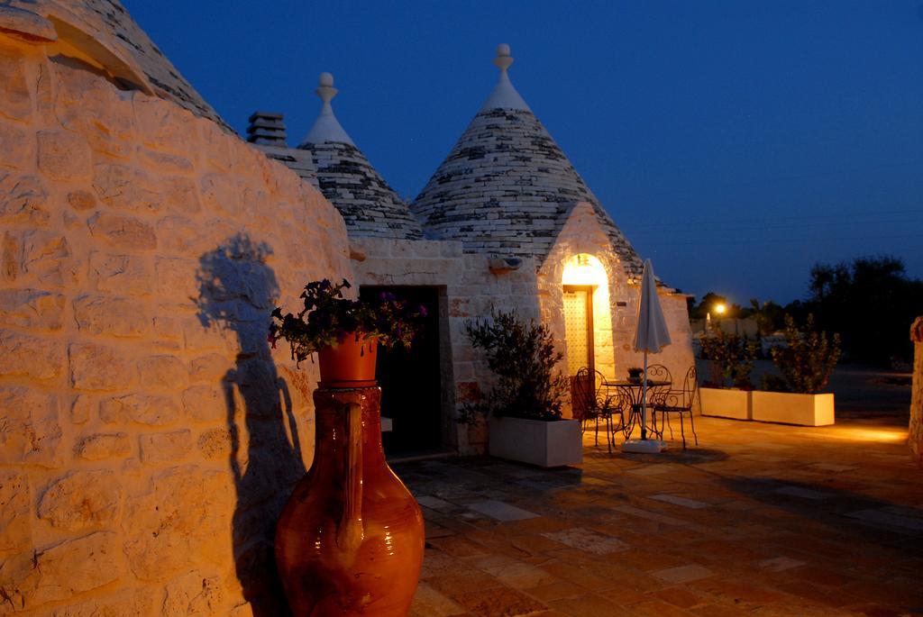 I Trulli Del Nonno Michele Guest House อัลเบโรเบลโล ภายนอก รูปภาพ