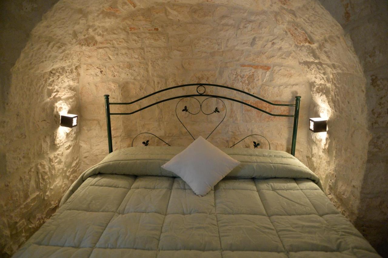 I Trulli Del Nonno Michele Guest House อัลเบโรเบลโล ภายนอก รูปภาพ