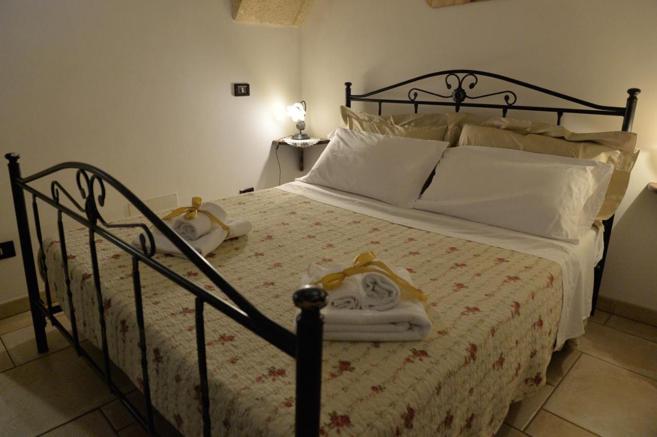 I Trulli Del Nonno Michele Guest House อัลเบโรเบลโล ภายนอก รูปภาพ